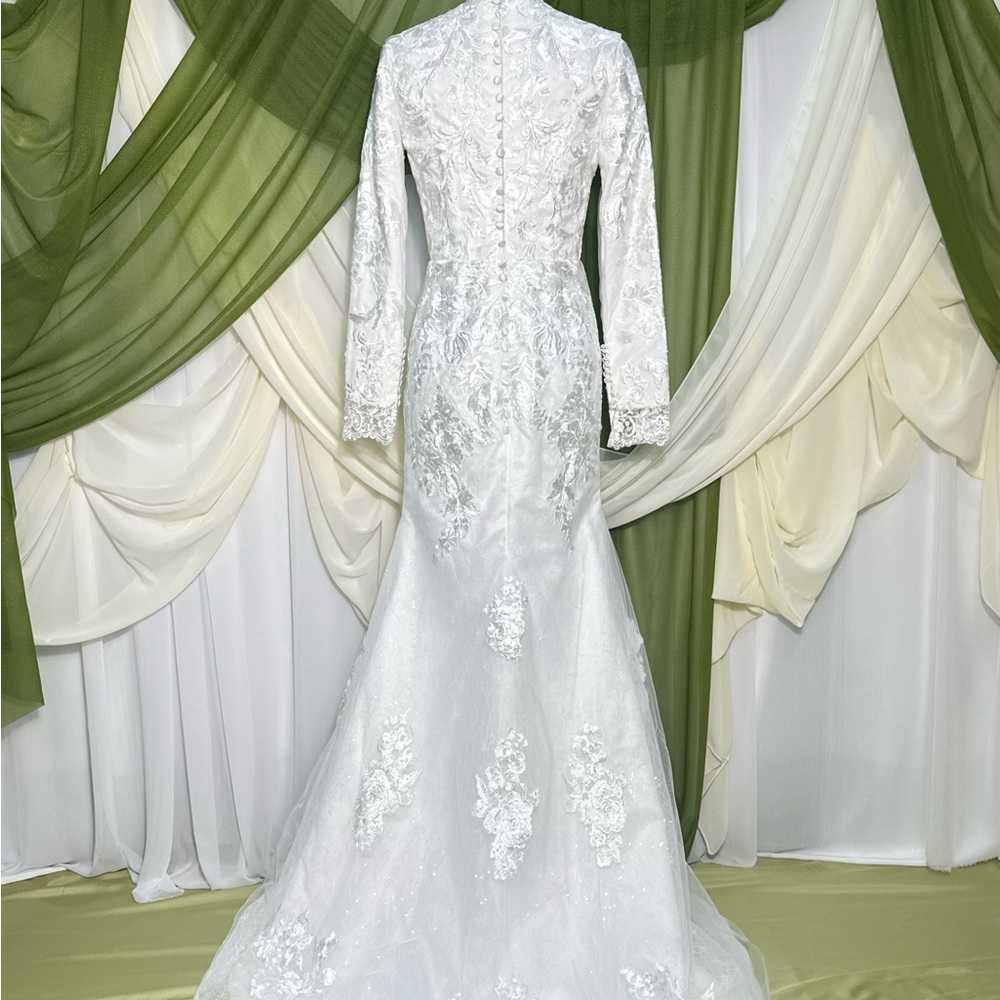 Exquisite White Lace Bridal Gown